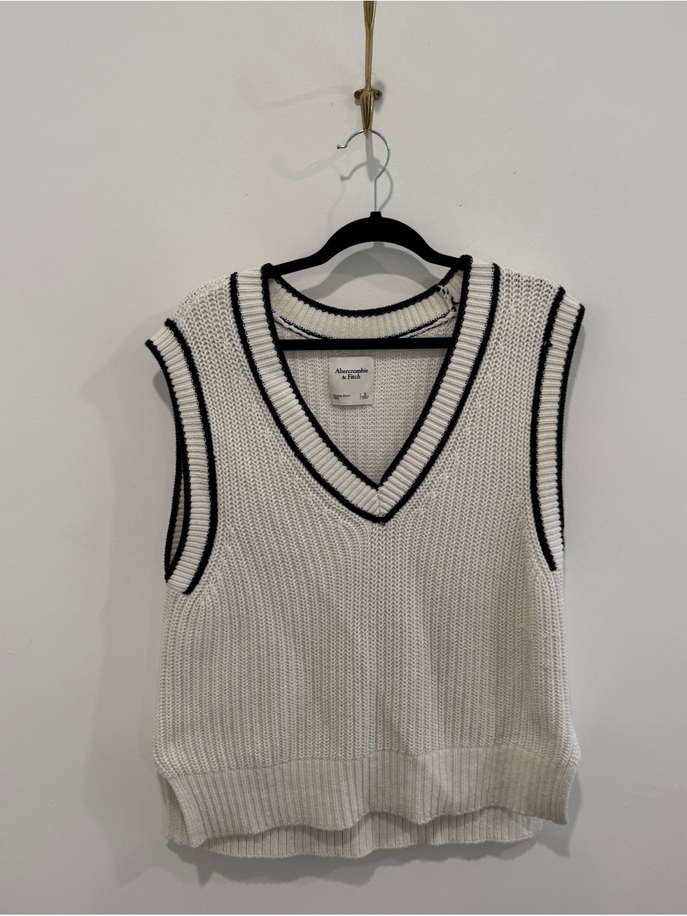 Abercrombie & Fitch Oversized White Sleeveless V-Neck Knit Vest with Black Trim